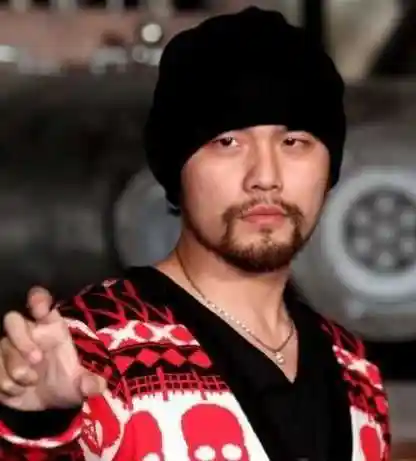 周杰伦,四大天王之一,留起胡子也是霸气无比.