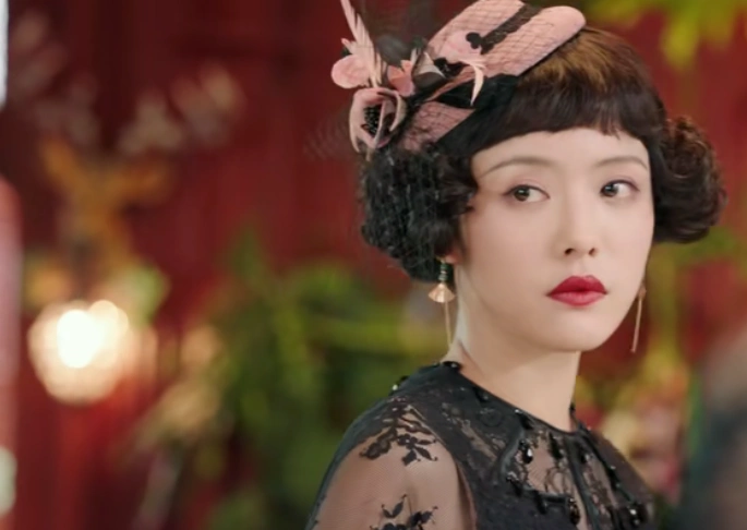 小桃子小橘子什么关系?旗袍美探小橘子扮演者蔡文静黑丝旗袍剧照