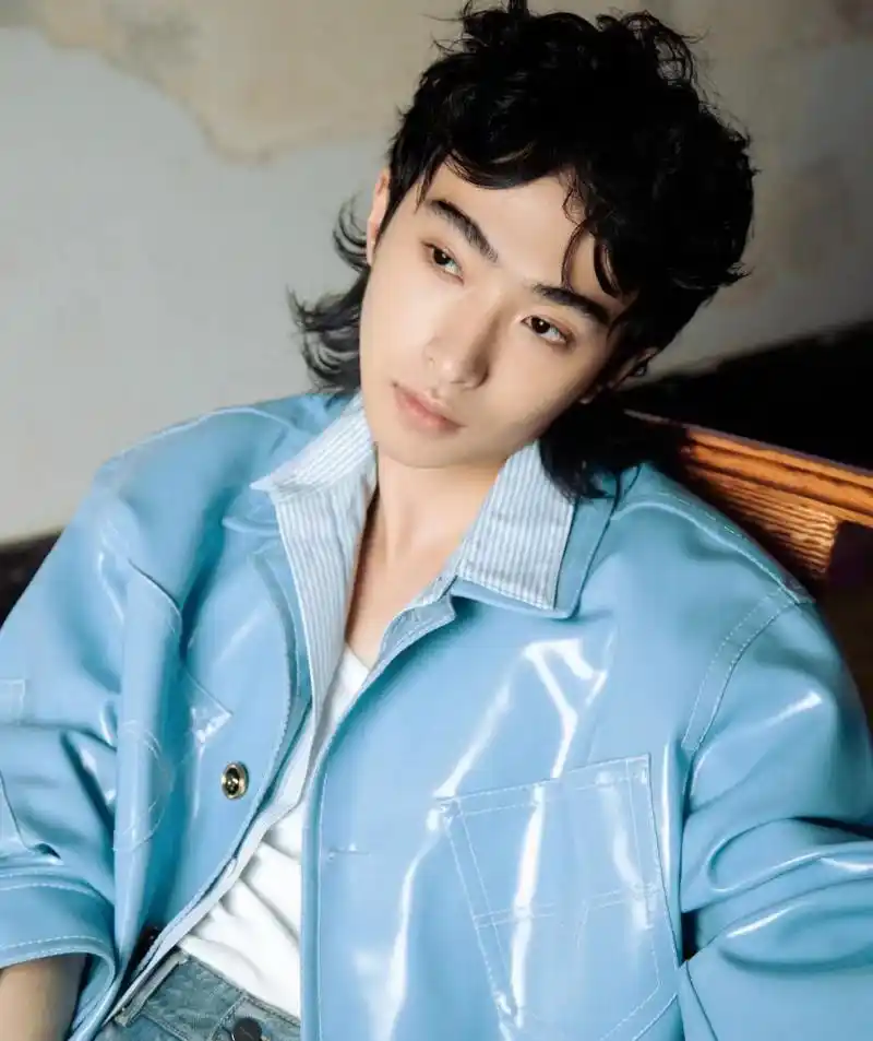 哈利是伊能静和庾澄庆的儿子,他们俩离婚的时候,孩子是判给爸爸