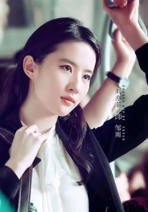 女神刘亦菲的确是古装更加美,不过她的现代装也是不差.