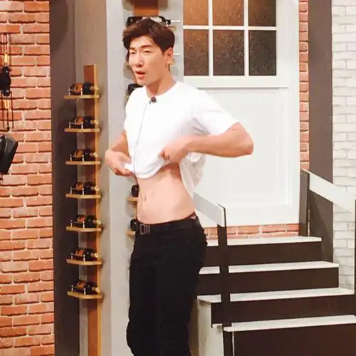 张亮上直播秀人鱼线性感腹肌让人喷血