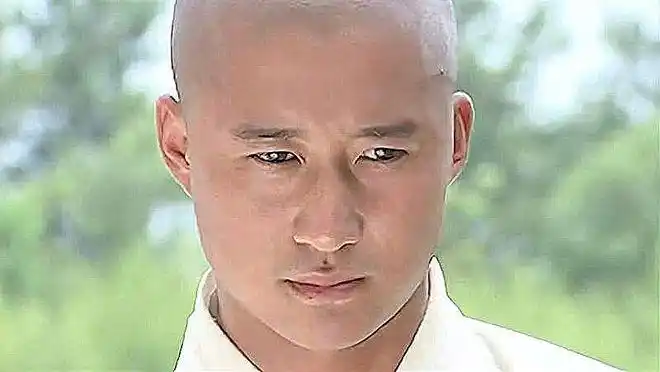 吴京在《少林武王》中饰演的昙志,是个光头和尚,同样是帅气逼人.
