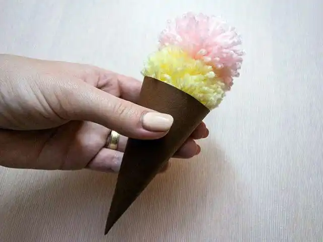 亲子手工:毛绒球卡纸拼贴制作冰淇淋(步骤图解)