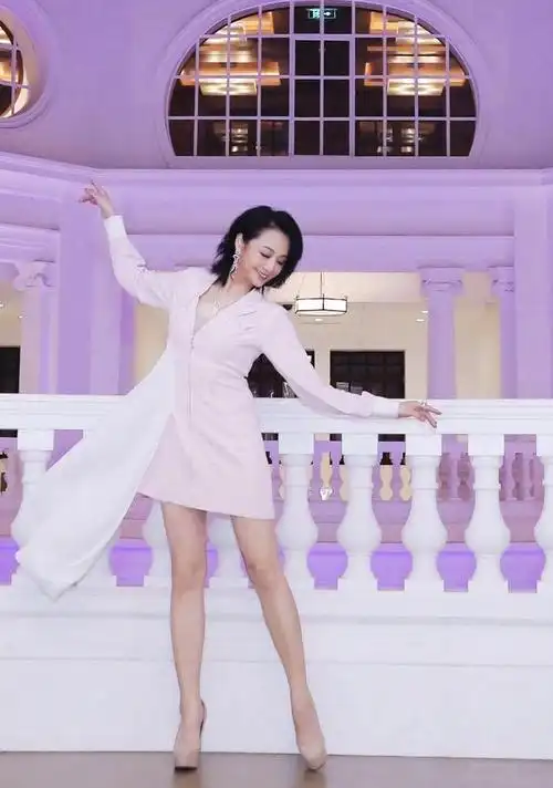 原创曹颖身材真丰满身穿粉色西装裙端庄稳重藏不住的凹凸感