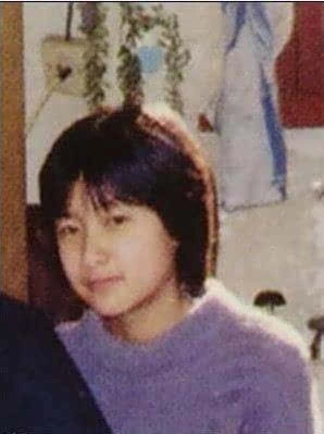 脸上还带有婴儿肥,但是恬淡的气质已近乎开始形成了徐静蕾徐静蕾如今