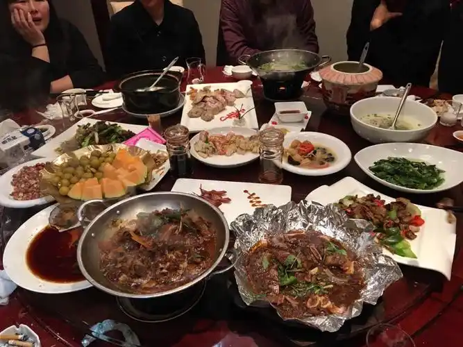 同学们相聚在松阳宾馆餐厅吃饭