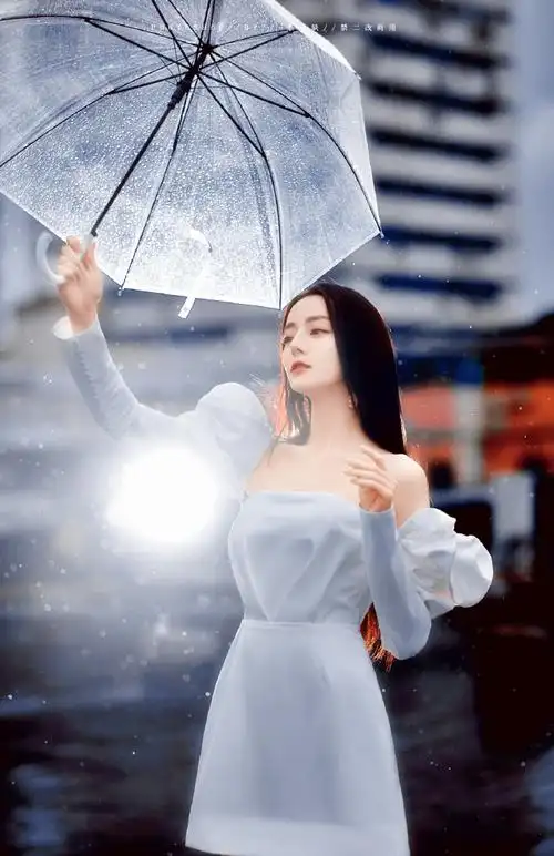 迪丽热巴雨中撑伞氛围感大片