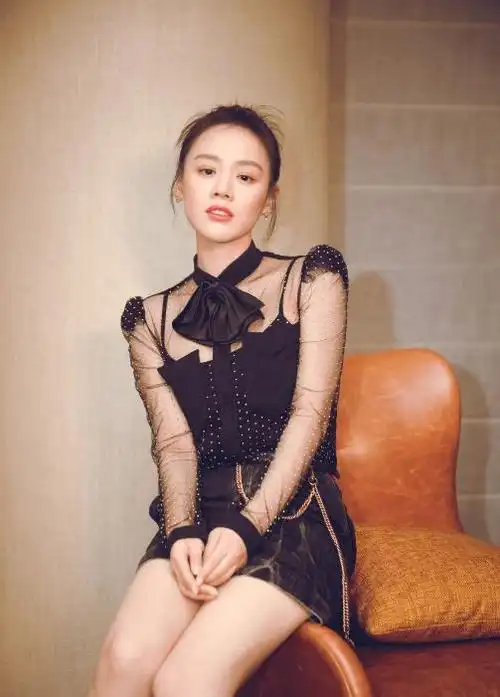 马思纯以前是苗条的,身材好,气场好,这一次她换了一身柔和的粉红色