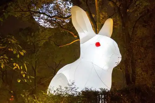 东山之巅迎玉兔,双月辉映庆中秋