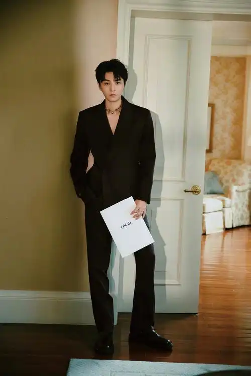 凯自带的禁欲气息营造出独特的氛围感,把人狠狠拿捏住王俊凯图片全身