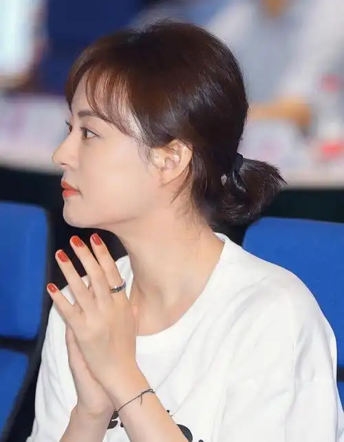 38岁孙俪气质真好,穿真丝印花裙优雅精致,留"初恋发"太减龄|短发|穿搭