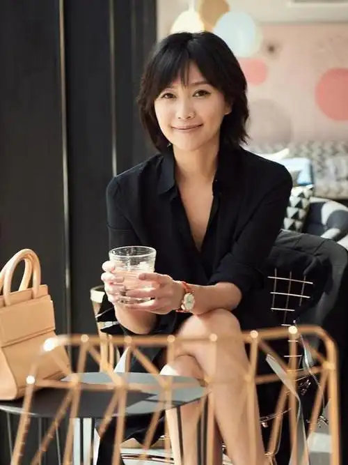 45岁徐静蕾也追潮流?金色波波头衬得肤白透亮,配时尚装认不出