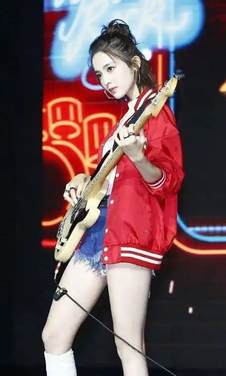 近日,电影《缝纫机乐队》举办出道发布会,古力娜扎穿短裤秀腿,踩石膏