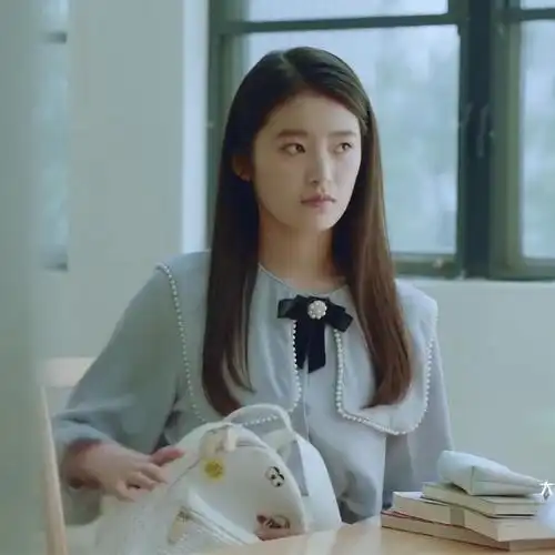 p>何欣,是《初恋那件小事》中的角色 /p>