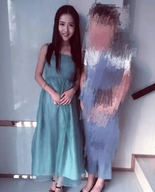 曾艺曾晒出过与刘亦菲的合照.