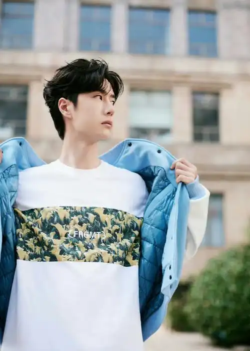 王一博清爽男高#王一博最新一组时尚写真,明亮清爽的休闲穿搭,恳葺