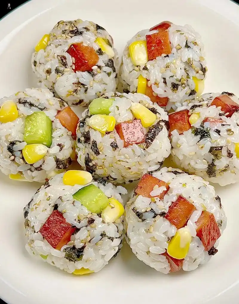 根据自己喜好安排起来吧#懒人饭团简单做法 #海苔饭团做法 #可爱饭团