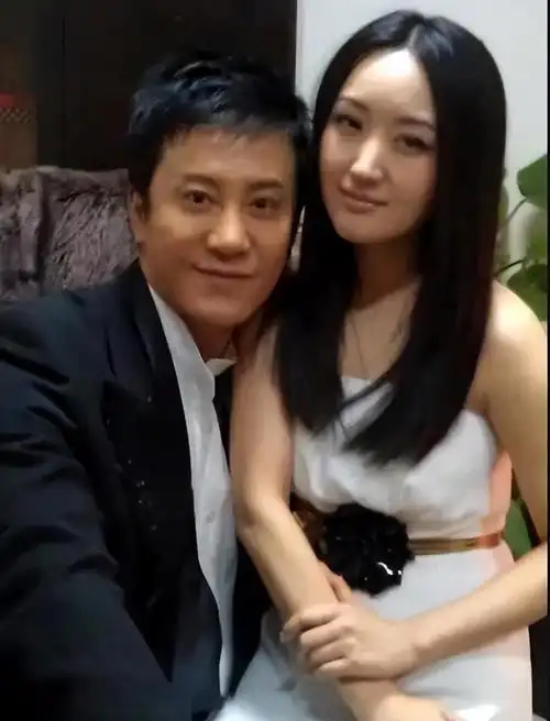 赖文峰娶小23岁娇妻杨钰莹多年被网暴退出乐坛只怪自己看错人