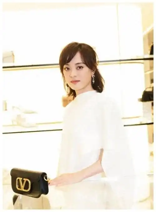 话题女王孙俪最近悄悄换了个发型,网友们纷纷炸开了锅!