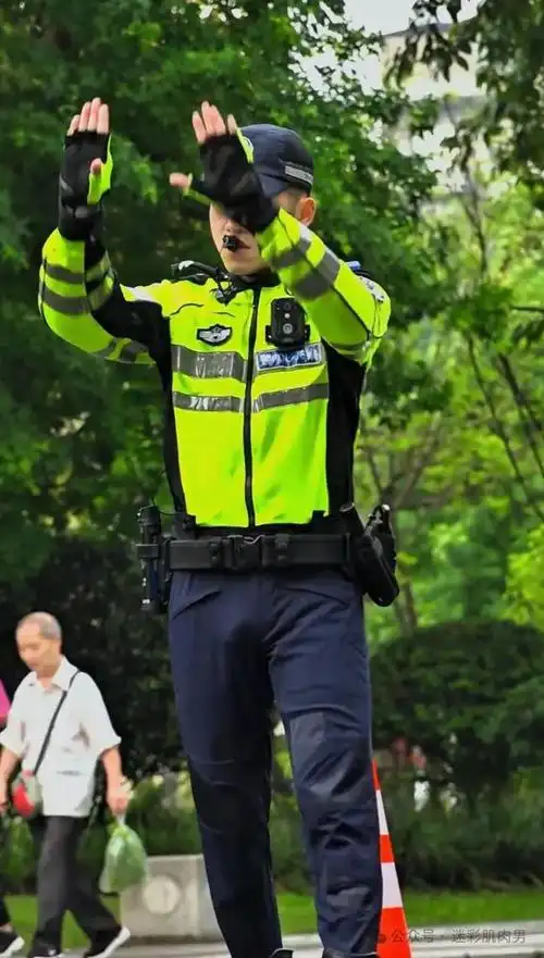 四川帅警穿修身裤执勤视频火爆了,网友评论帅到自贡啦!