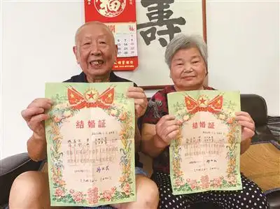 一张张上世纪60年代,70年代,80年代的结婚证,诉说着一对对夫妻不同的