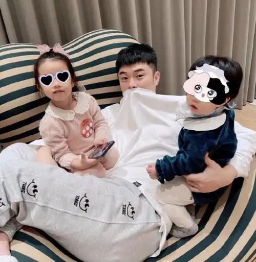 陈赫全家游香港,恐高被两个女儿嘲笑,二婚老婆张子萱全程没露脸