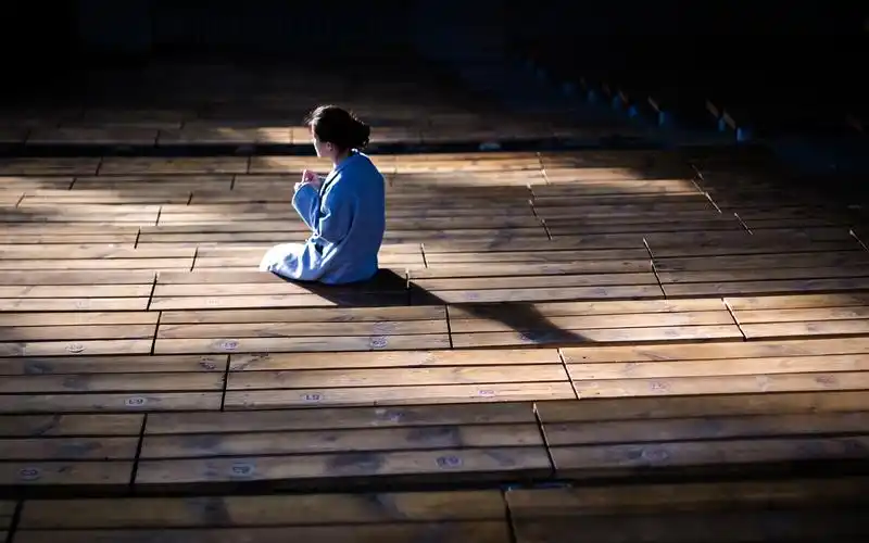 一个人孤独久了的表现