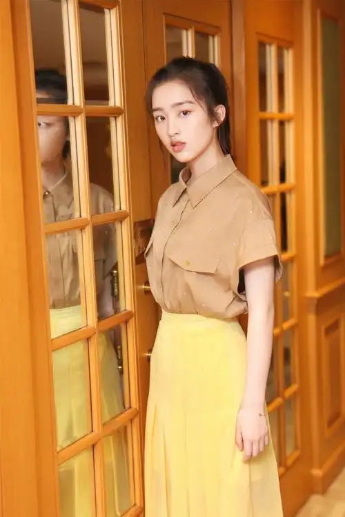 邓恩熙简约造型吸引眼球 少女气息十足11月15日,青年演员邓恩熙亮相