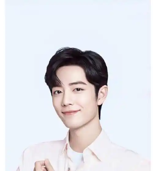 百闻不如一见是他,品牌方更新拍摄花絮,代言人肖战潮流范儿十足_视频