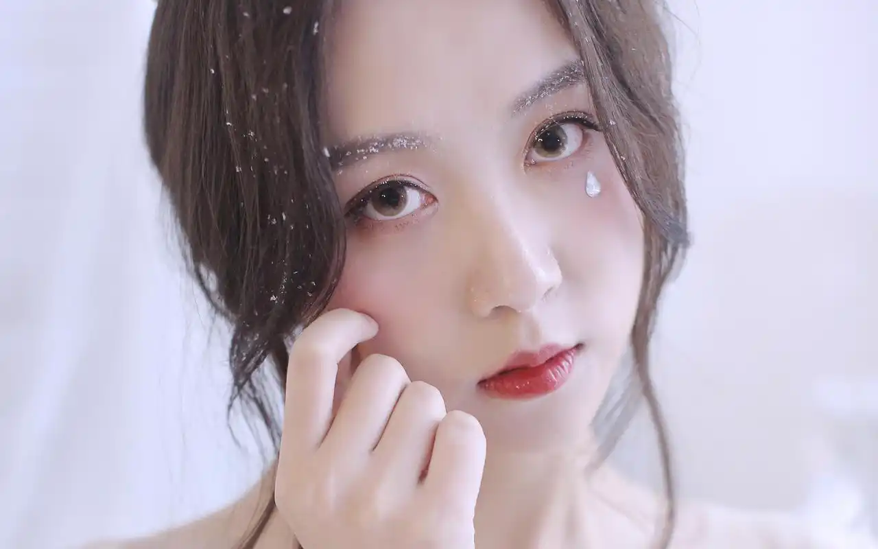 冰雪美女高冷写真个性桌面壁纸