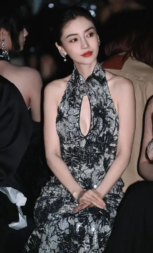 杨颖旗袍装凸显好身材