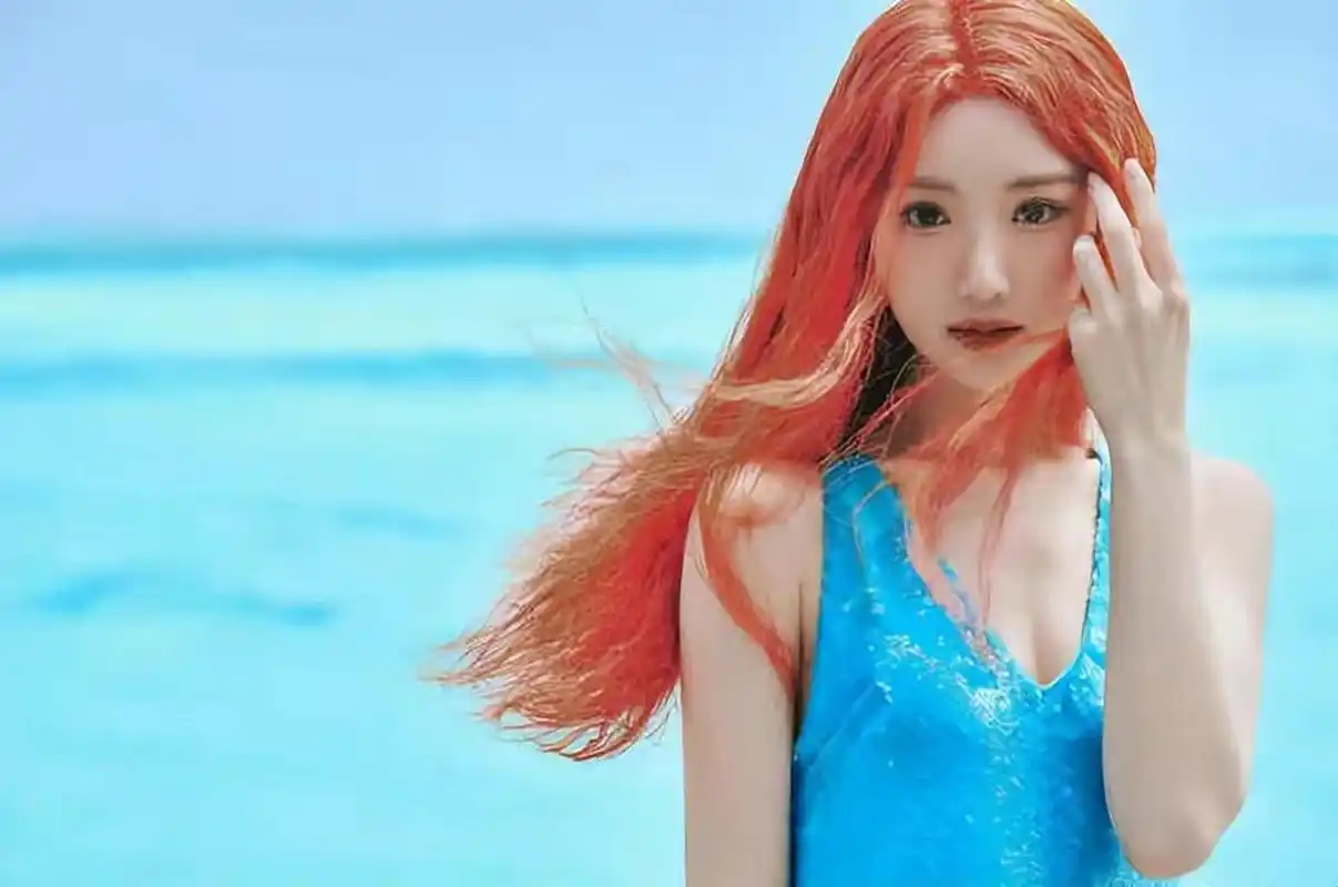 毛晓彤红发蓝裙宛若人鱼公主,海边晒太阳明媚灵动