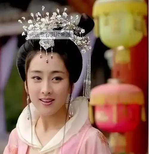 闯荡城市;在《大西南剿匪记》中化身泼辣女土匪郑幺妹;而在《芈月传》