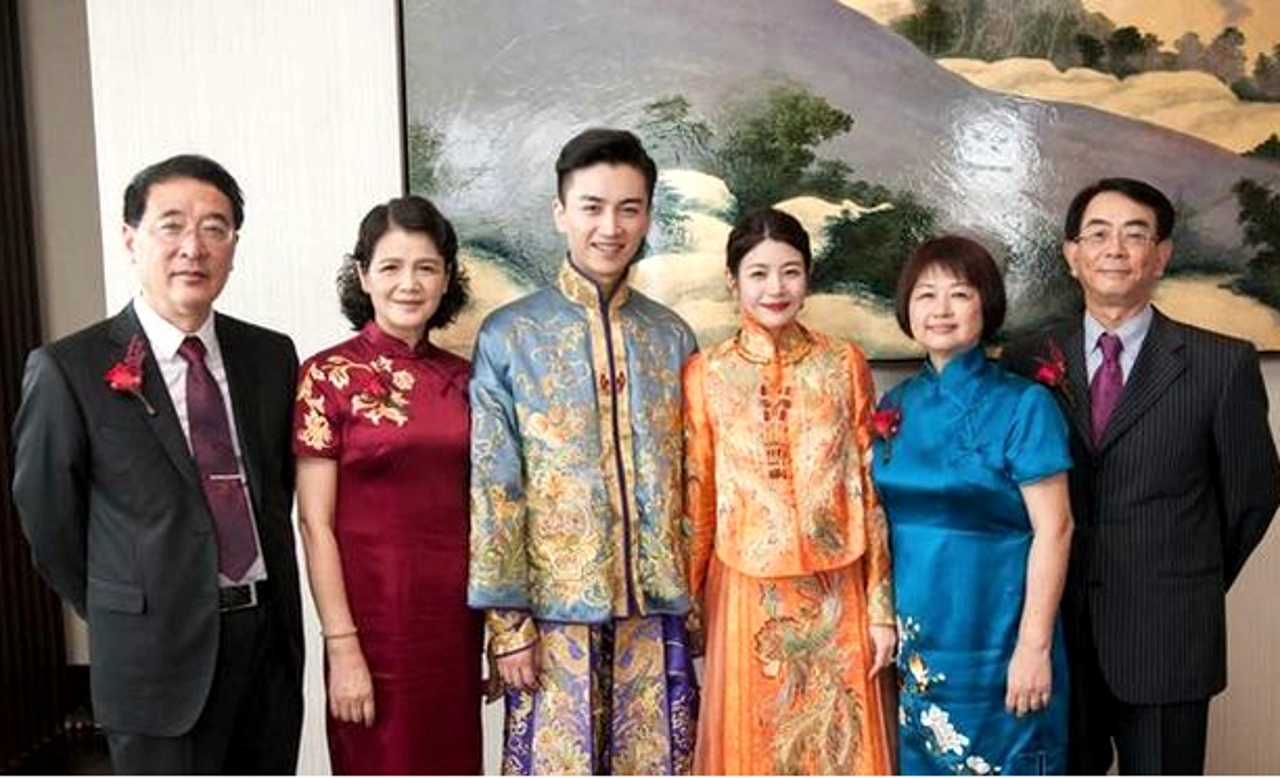 明星婚礼拍全家福,刘诗诗妈妈气质出众,胡可沙溢妈妈最朴素!