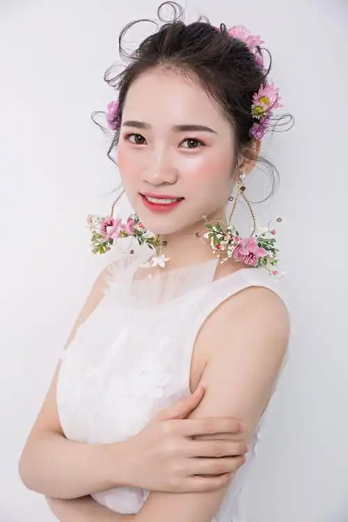 甜甜化妆造型师的化妆造型作品《简单新娘飞发》