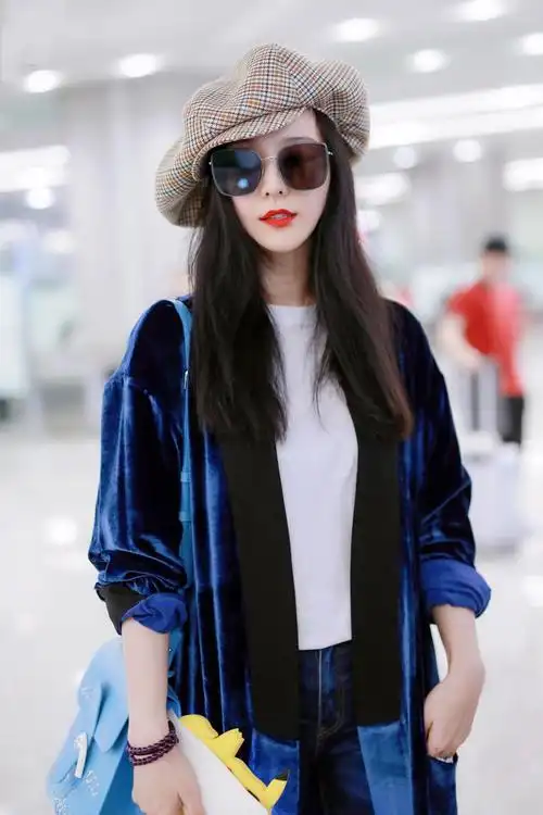 范冰冰一身深色搭现身机场红唇太抢镜再度上演范爷高级范