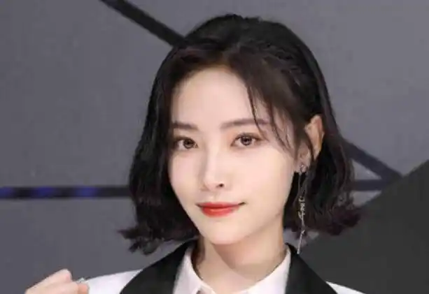 鞠婧祎和许佳琪同台录快本,小鞠的鞋子太抢镜,真怕一不小心崴脚_发展