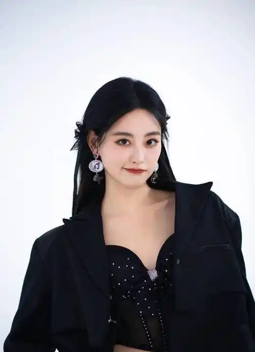 祝绪丹黑色吊带珠宝,超酷飒大锁骨身材逆天_时尚_魅力_造型