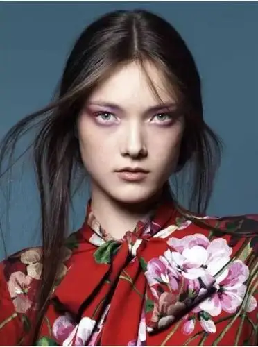 混血儿都很美?亚裔混血模特的美颜合集也就那么回事吧_新时代模特学校