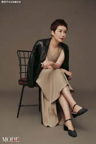 50岁蒋雯丽短发又飒又美,眉上刘海减龄时髦干练,精致率性显年轻