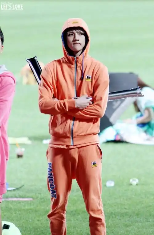 吴世勋帅气照片不要太花平凡点什么的也可以,唱歌时候也行