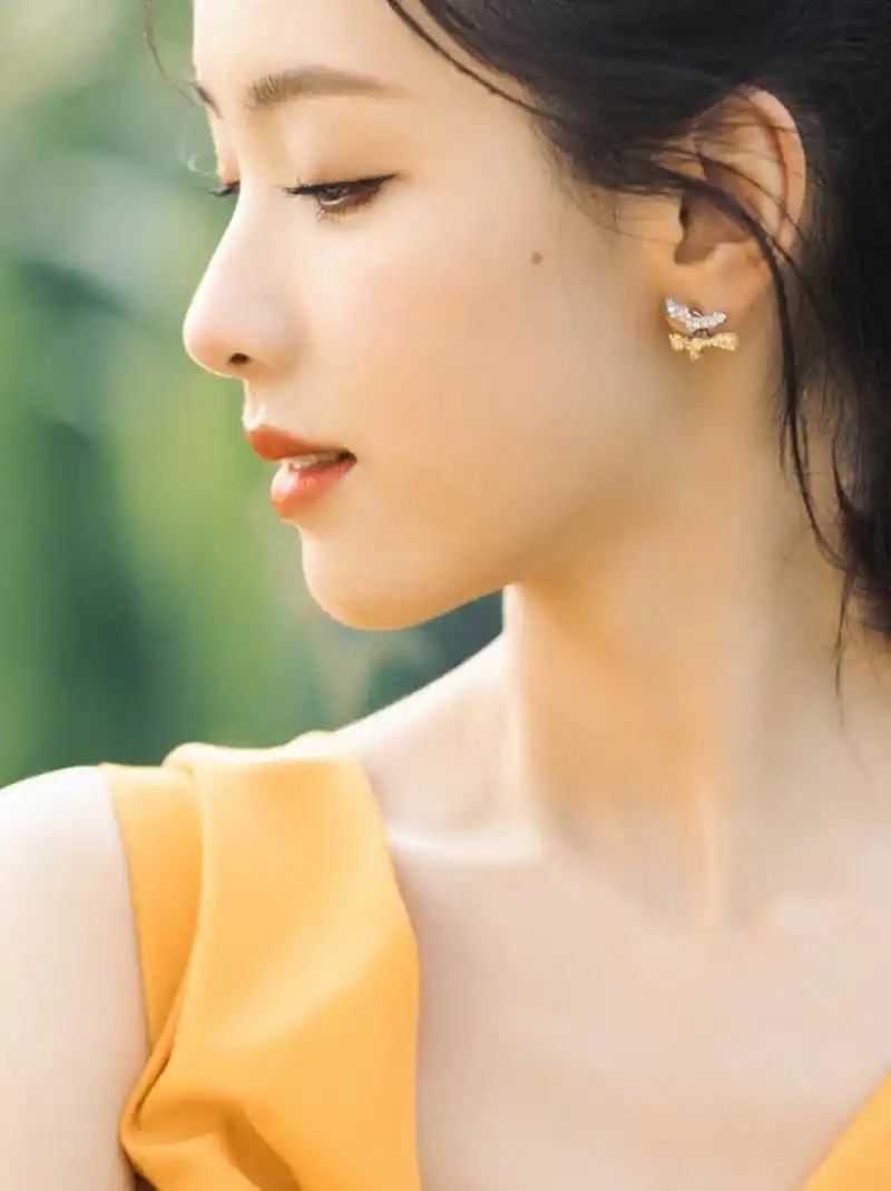 清纯甜美,可爱灵动的#陈都灵# 貌美如花的容颜,白皙水嫩的肌肤,窈窕