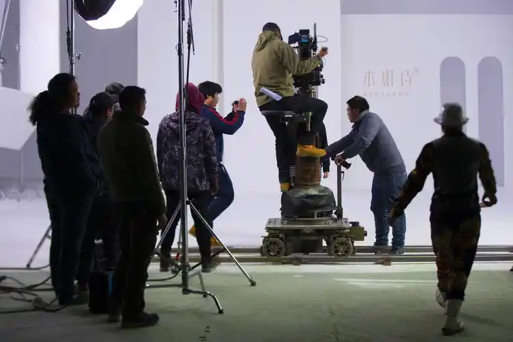 北京,拍摄现场正在紧锣密鼓的为广告片拍摄进行最后的准备,以保证现场