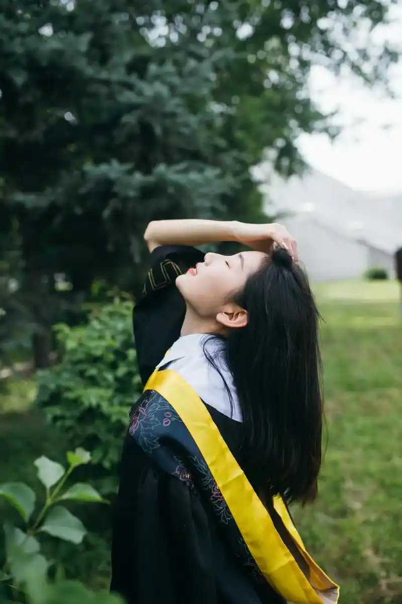 关于单人毕业照拍摄的一些参考: 可以准备花束作为道具,捧着花 - 抖音