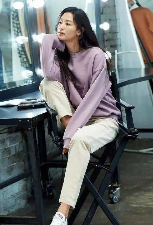 全智贤不愧是时尚女王,穿衣简直太时髦,说她二十岁不为过