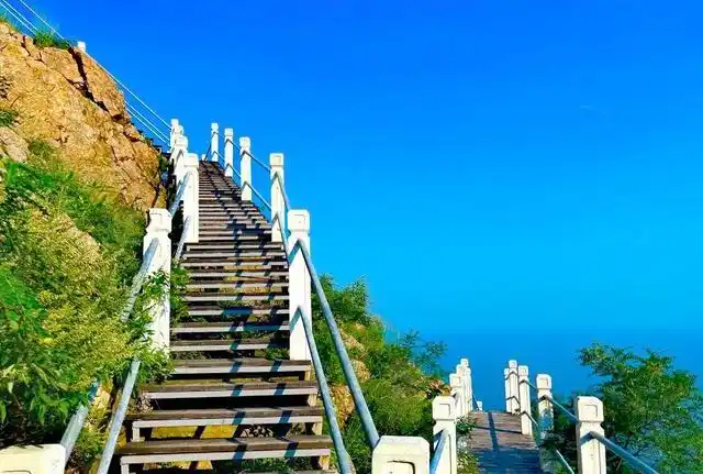 于是就去了石老人观光园,爬山看海都不误,关键是人少很清静!