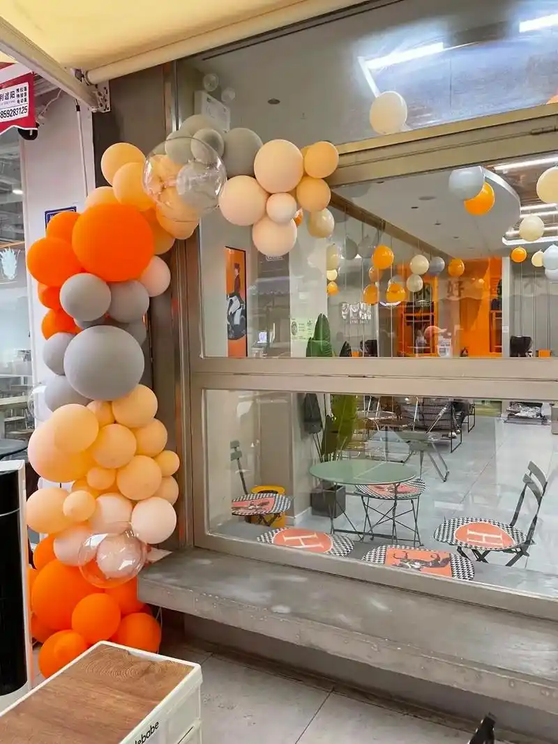 北海超级划算的开业气球布置.店家说我们根据门店来自己配色给 - 抖音