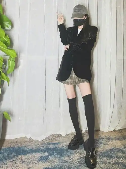 杨幂又火上热搜,穿百褶裙扎高马尾,生图暴露真实腿围