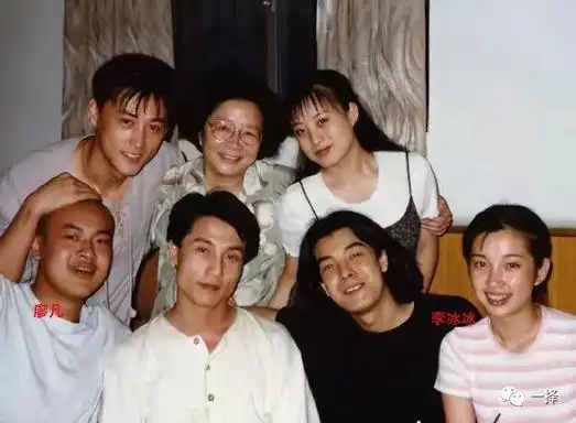 总之,大学四年下来,同班同学李冰冰,任泉他们都已经出名,而廖凡却只拍