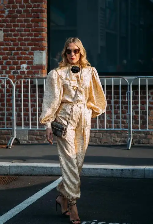 高级女人都爱穿香槟色,搭配简单还提气质,从小姑娘穿到中年都行